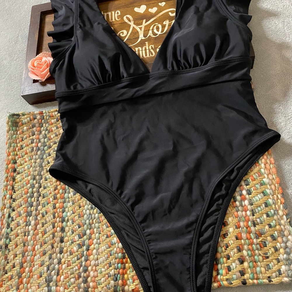 Peddney One Piece Black Ruffle Swimsuit women’s Lg - Picture 9 of 9